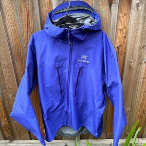 Arcteryx Men's Alpha LT Gore-Tex Pro Shell Hooded Jacket Full Zip. NEW, unworn.
